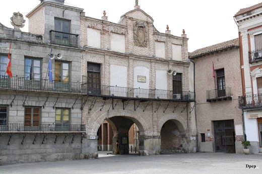 Fachadas de las Casa Consistorial, del Cabildo o de los Arcos y Palacio Real Testamentario de Medina del Campo.